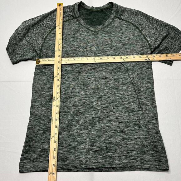 Women’s Lululemon Size 10 T Shirt - Picture 2 of 4